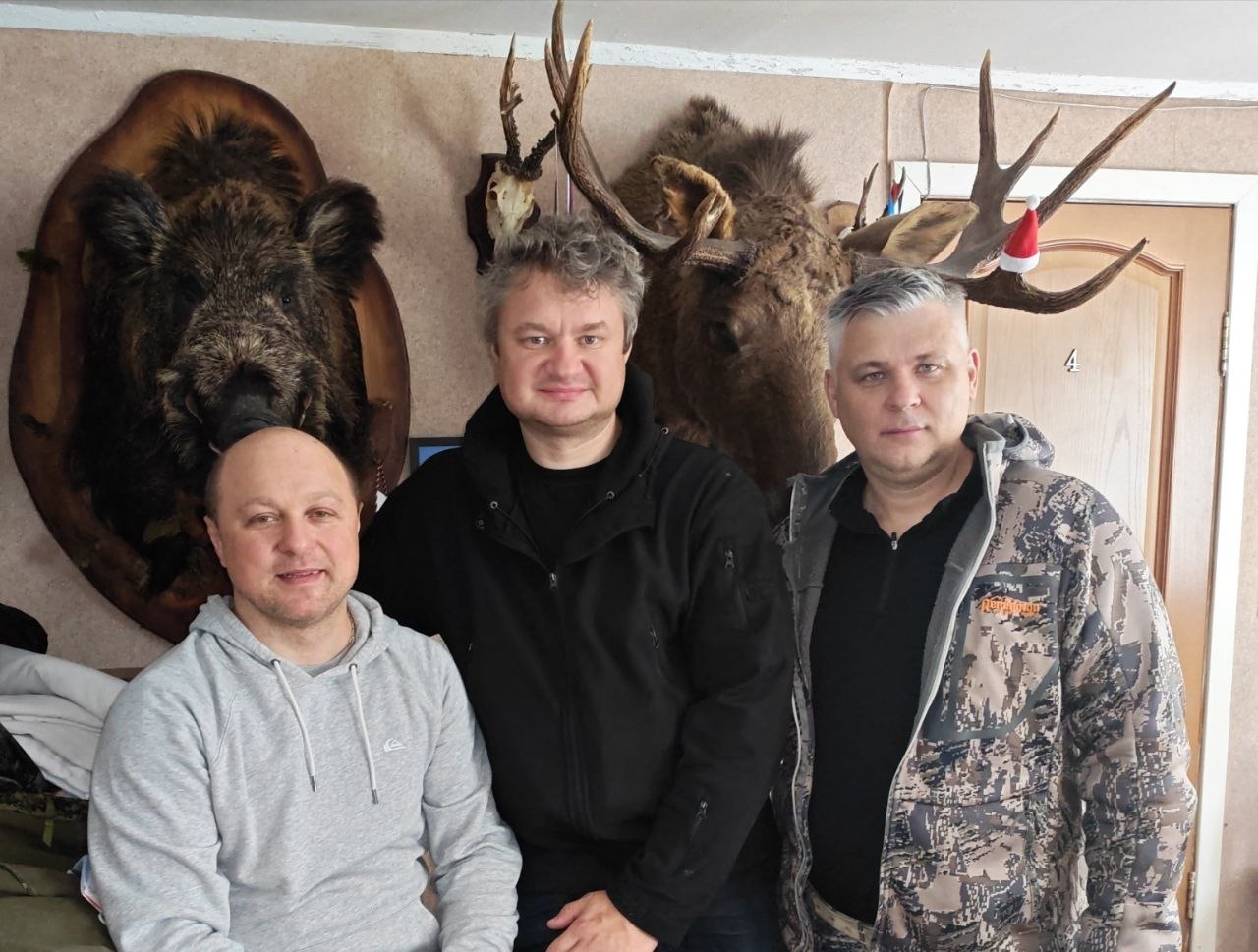Гости охоты в трофейной комнате